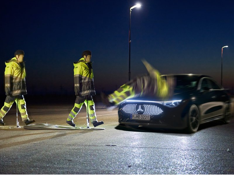 ADAC-Crashtest: Notbremsassistent versagt bei Reflektoren Ein dunkles Auto kollidiert nachts im ADAC-Test mit einem Dummy in reflektierender Warnkleidung.