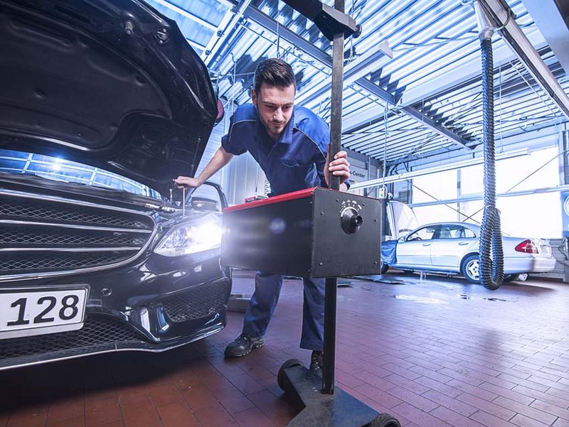 Kfz-Meisterbetriebe beheben kleine Licht-Mängel in der Regel sofort und kostenlos. (Bild: ProMotor) Kfz-Meisterbetriebe beheben kleine Licht-Mängel in der Regel sofort und kostenlos. (Bild: ProMotor)