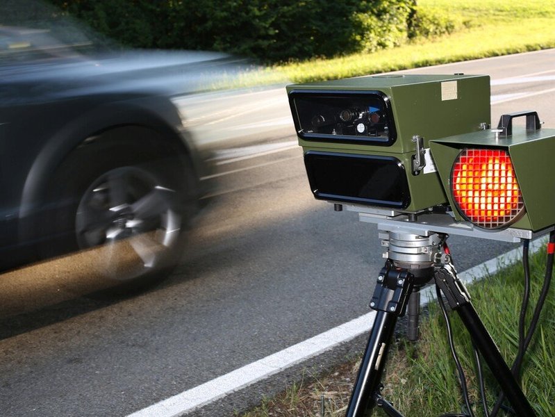 Blitzer Italien Ein Blitzer steht am Straßenrand.